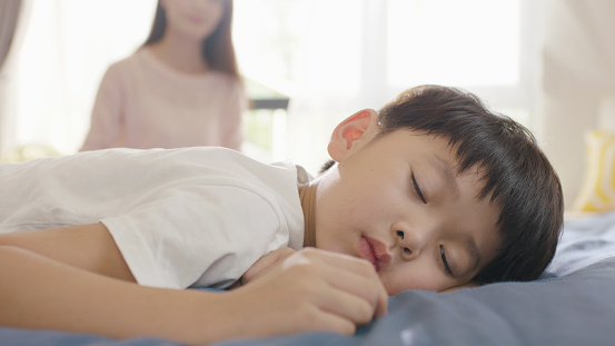 "Con bao nhiêu tuổi thì không nên ngủ cùng mẹ nữa?": Vấn đề tưởng nhỏ nhưng ảnh hưởng đến cả tương lai đứa trẻ- Ảnh 3.