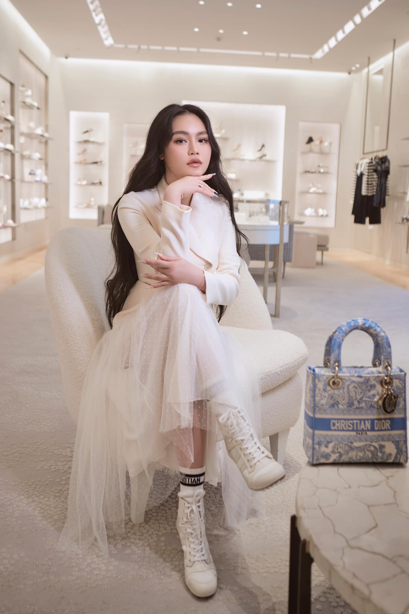 Bất ngờ với "danh tính" của fashionista Việt quen mặt tại show Dior, Chanel: Là ái nữ của "ông trùm ô tô" khét tiếng- Ảnh 8. Bất ngờ với "danh tính" của fashionista Việt quen mặt tại show Dior, Chanel: Là ái nữ của "ông trùm ô tô" khét tiếng- Ảnh 8.