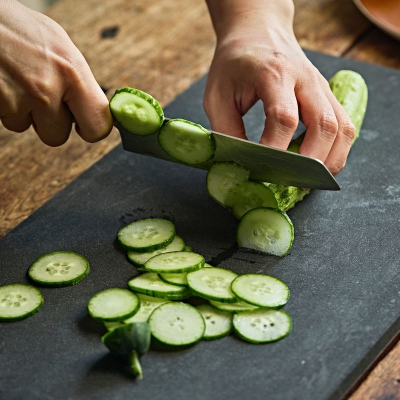 Dưa chuột đem thái mỏng rồi trộn cùng nguyên liệu này, cực ngon lại giúp chống nắng và làm đẹp da mịn màng- Ảnh 2.