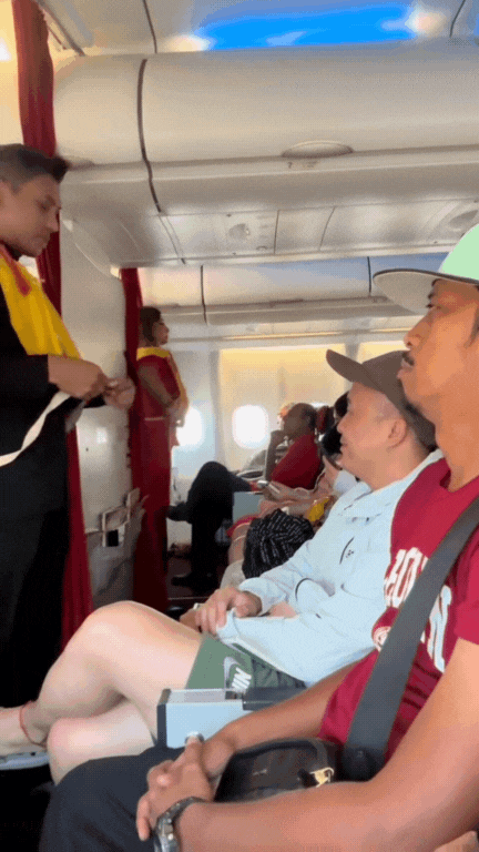 Hành khách làm chuyện “khó đỡ” trên máy bay khiến nam tiếp viên phải cắn răng để giữ bình tĩnh - Ảnh 2.
