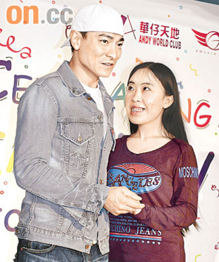 Ông hoàng showbiz bị một cô gái tát “điếng người” vì lý do cực sốc- Ảnh 2. Ông hoàng showbiz bị một cô gái tát “điếng người” vì lý do cực sốc- Ảnh 2.