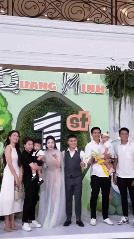 Hot WAGs đọ sắc: Doãn Hải My khí chất tiểu thư, có lấn át Chu Thanh Huyền trong tiệc thôi nôi con trai Quang Hải?- Ảnh 3. Hot WAGs đọ sắc: Doãn Hải My khí chất tiểu thư, có lấn át Chu Thanh Huyền trong tiệc thôi nôi con trai Quang Hải?- Ảnh 3.