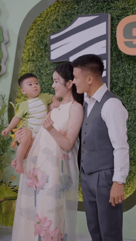 Hot WAGs đọ sắc: Doãn Hải My khí chất tiểu thư, có lấn át Chu Thanh Huyền trong tiệc thôi nôi con trai Quang Hải?- Ảnh 5. Hot WAGs đọ sắc: Doãn Hải My khí chất tiểu thư, có lấn át Chu Thanh Huyền trong tiệc thôi nôi con trai Quang Hải?- Ảnh 5.