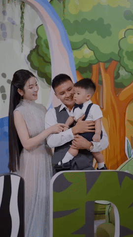 Hot WAGs đọ sắc: Doãn Hải My khí chất tiểu thư, có lấn át Chu Thanh Huyền trong tiệc thôi nôi con trai Quang Hải?- Ảnh 4. Hot WAGs đọ sắc: Doãn Hải My khí chất tiểu thư, có lấn át Chu Thanh Huyền trong tiệc thôi nôi con trai Quang Hải?- Ảnh 4.