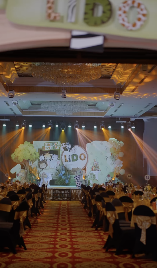 Chu Thanh Huyền hóa cô dâu, Quang Hải bảnh bao như chú rể trong tiệc thôi nôi xa hoa loá mắt của con trai- Ảnh 6.