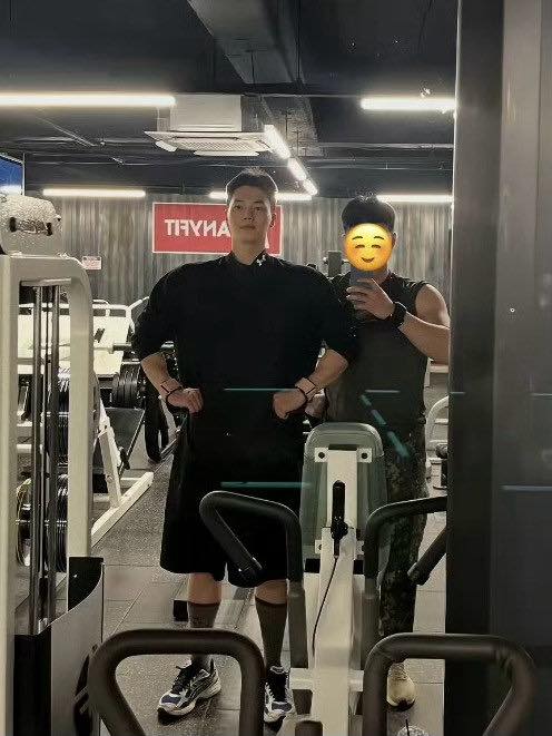 Tài tử Hàn Quốc khoe bờ vai cực "khủng" nhờ chăm nâng tạ, V (BTS) cũng lép vế khi đứng cạnh- Ảnh 1. Tài tử Hàn Quốc khoe bờ vai cực "khủng" nhờ chăm nâng tạ, V (BTS) cũng lép vế khi đứng cạnh- Ảnh 1.