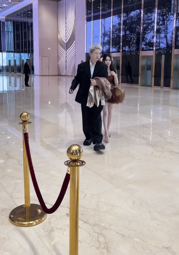 B Ray và bạn gái mới lần đầu bị "tóm trọn", nhan sắc qua cam thường của hot girl Đinh Nhi được chấm mấy điểm?- Ảnh 1.