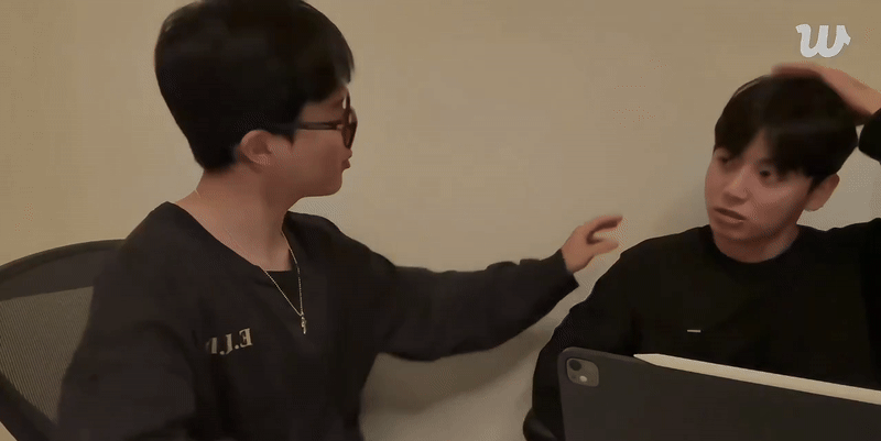 Cặp trai đẹp BTS "sững người" khi bị người đàn ông lạ làm 1 việc tại Đà Nẵng- Ảnh 3.