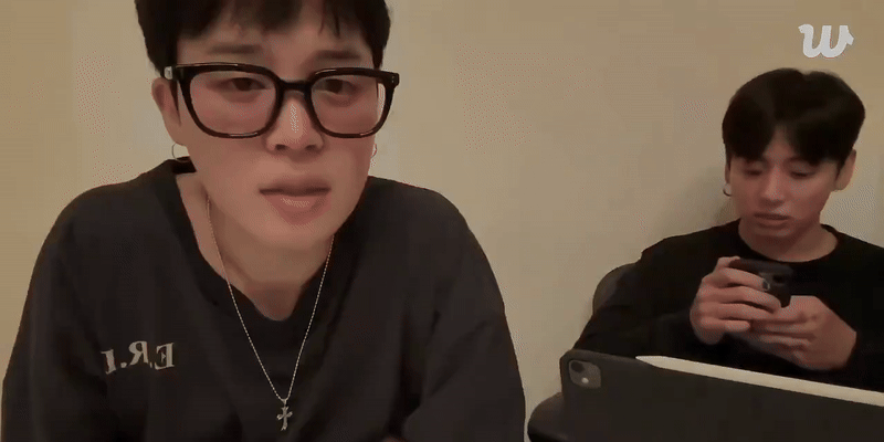 Cặp trai đẹp BTS "sững người" khi bị người đàn ông lạ làm 1 việc tại Đà Nẵng- Ảnh 1.