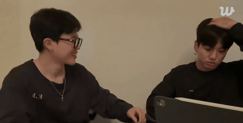 Cặp trai đẹp BTS "sững người" khi bị người đàn ông lạ làm 1 việc tại Đà Nẵng- Ảnh 2.