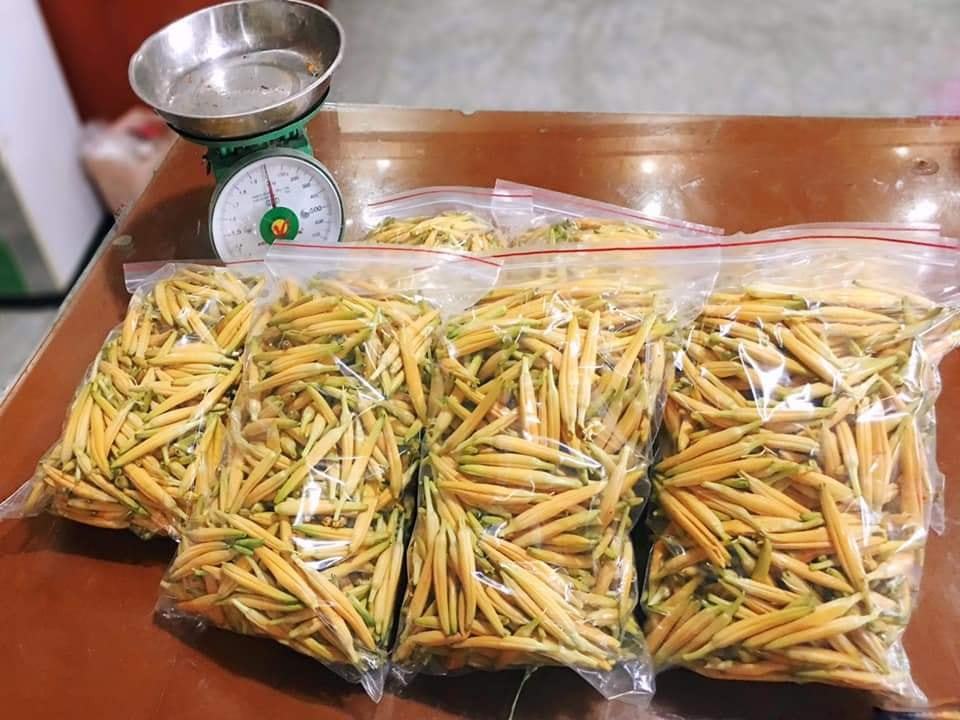 Đừng bỏ qua nếu thấy hoa "lạ mà quen" này bán ngoài chợ, mua ngay về xào cùng tỏi cực giòn ngon, thơm phức- Ảnh 1.