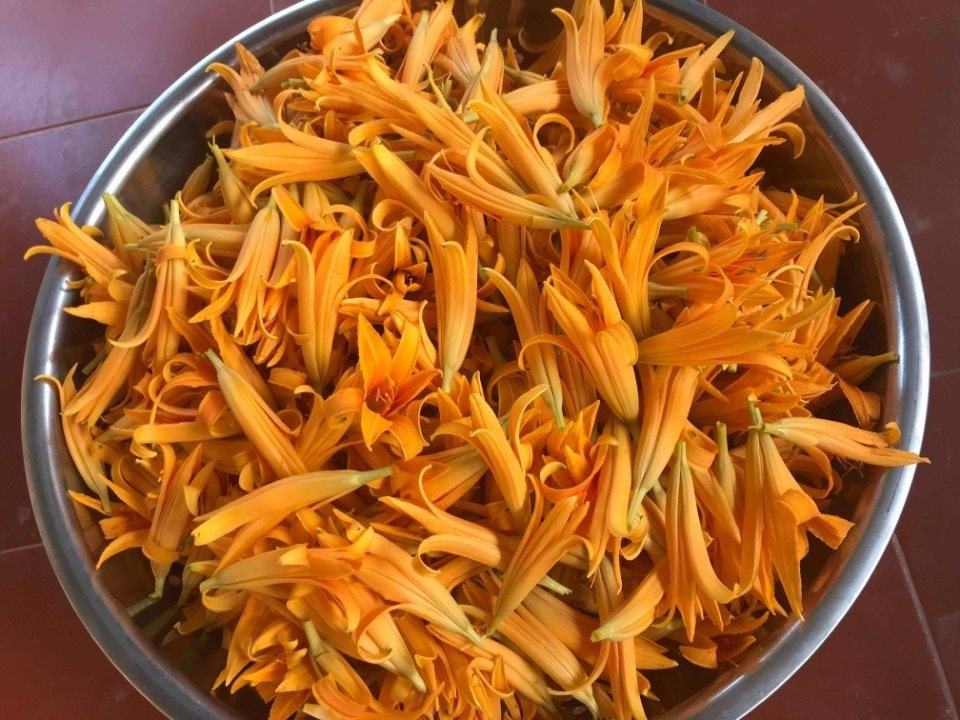 Đừng bỏ qua nếu thấy hoa "lạ mà quen" này bán ngoài chợ, mua ngay về xào cùng tỏi cực giòn ngon, thơm phức- Ảnh 2.