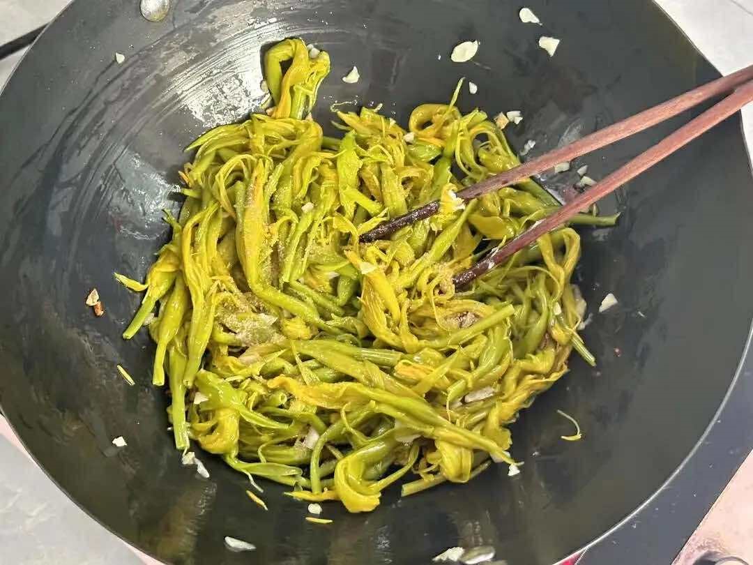 Đừng bỏ qua nếu thấy hoa "lạ mà quen" này bán ngoài chợ, mua ngay về xào cùng tỏi cực giòn ngon, thơm phức- Ảnh 7.