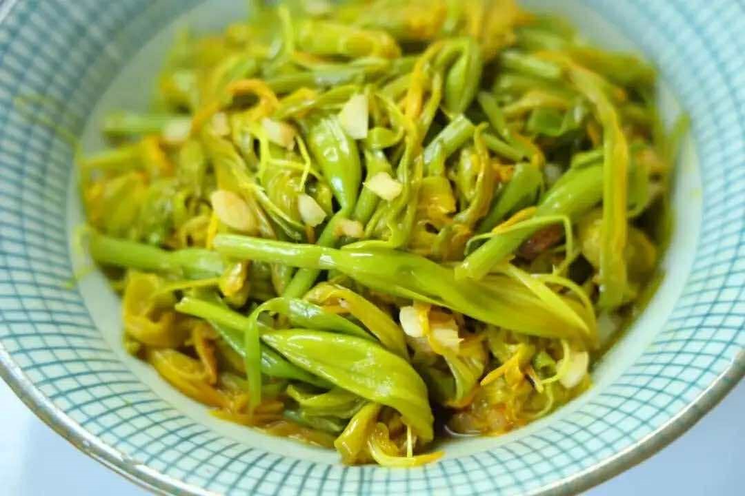 Đừng bỏ qua nếu thấy hoa "lạ mà quen" này bán ngoài chợ, mua ngay về xào cùng tỏi cực giòn ngon, thơm phức- Ảnh 10.