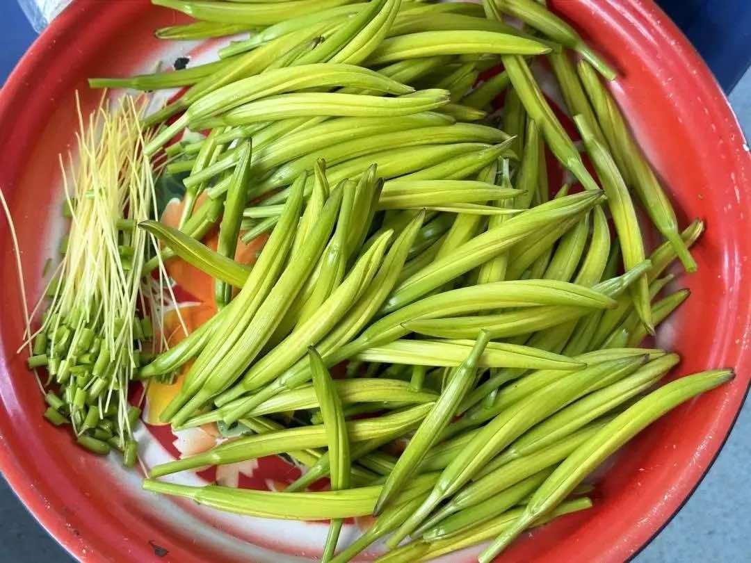 Đừng bỏ qua nếu thấy hoa "lạ mà quen" này bán ngoài chợ, mua ngay về xào cùng tỏi cực giòn ngon, thơm phức- Ảnh 3.