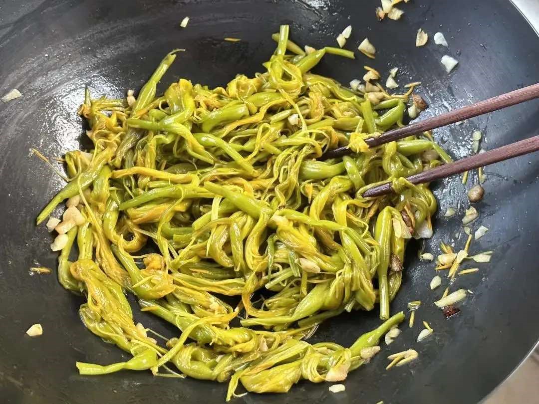 Đừng bỏ qua nếu thấy hoa "lạ mà quen" này bán ngoài chợ, mua ngay về xào cùng tỏi cực giòn ngon, thơm phức- Ảnh 8.