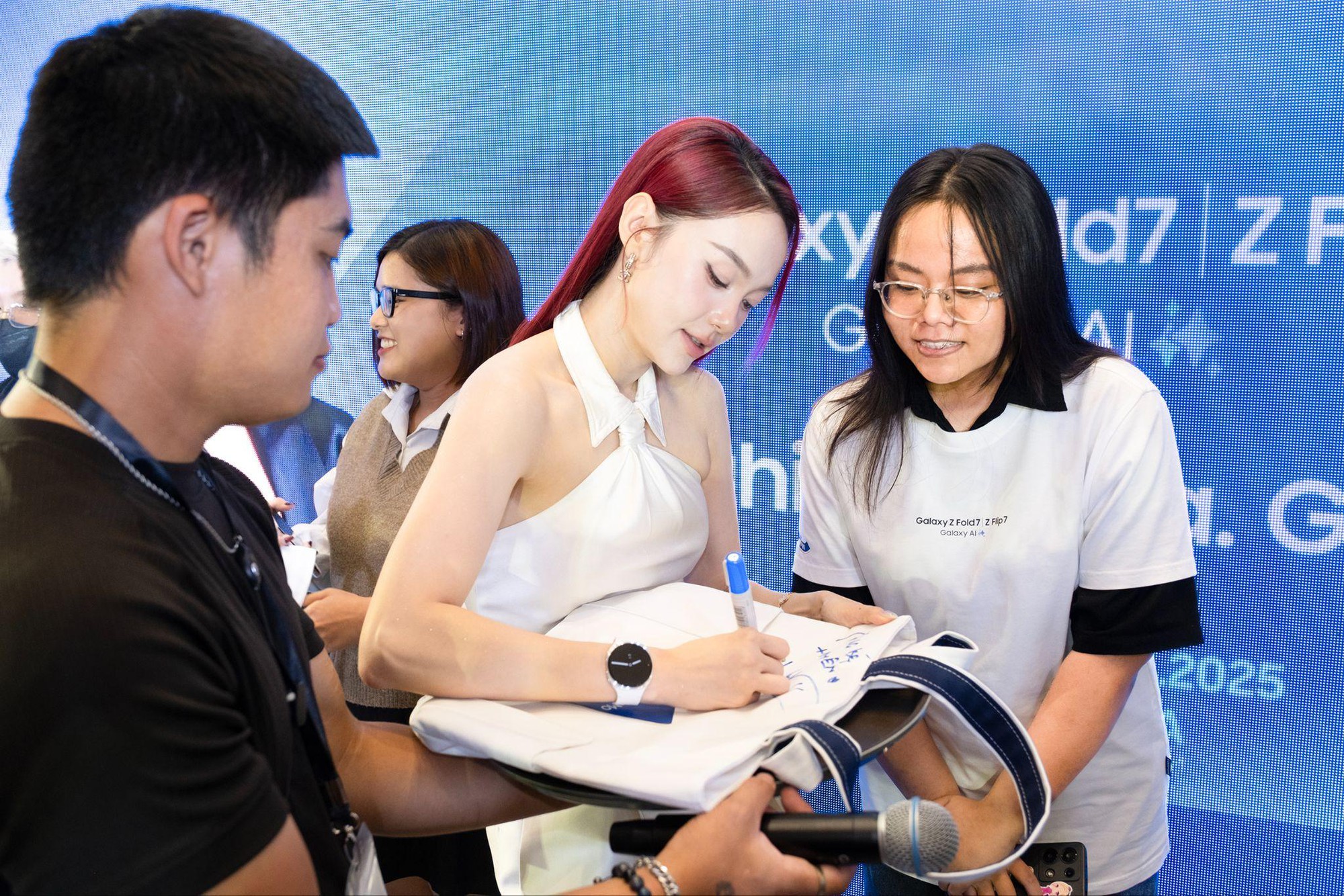 “Chị đẹp” Minh Hằng gây náo loạn sự kiện Galaxy Z Fold7 & Z Flip7, thị phạm loạt tính năng khiến fan rần rần- Ảnh 15.