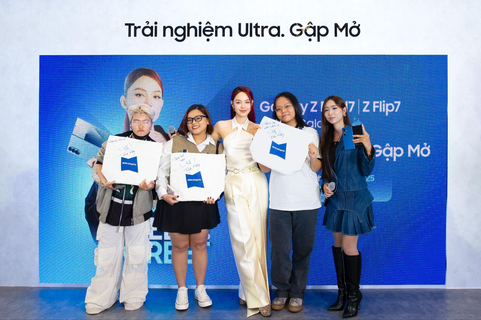 “Chị đẹp” Minh Hằng gây náo loạn sự kiện Galaxy Z Fold7 & Z Flip7, thị phạm loạt tính năng khiến fan rần rần- Ảnh 16.