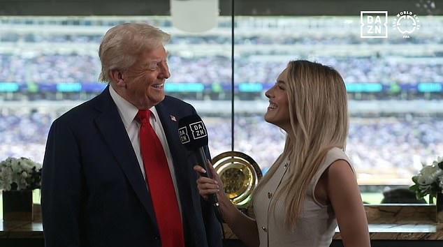 Ông Donald Trump giữ chiếc cúp FIFA Club World Cup ở Nhà Trắng, trao bản sao cho Chelsea- Ảnh 2.