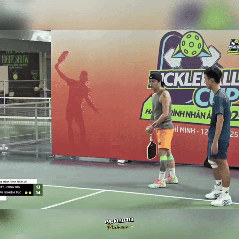 TiTi (HKT) xoay vợt pickleball như xoay mic "nghệ cả củ" nhưng bị chê màu mè- Ảnh 1.