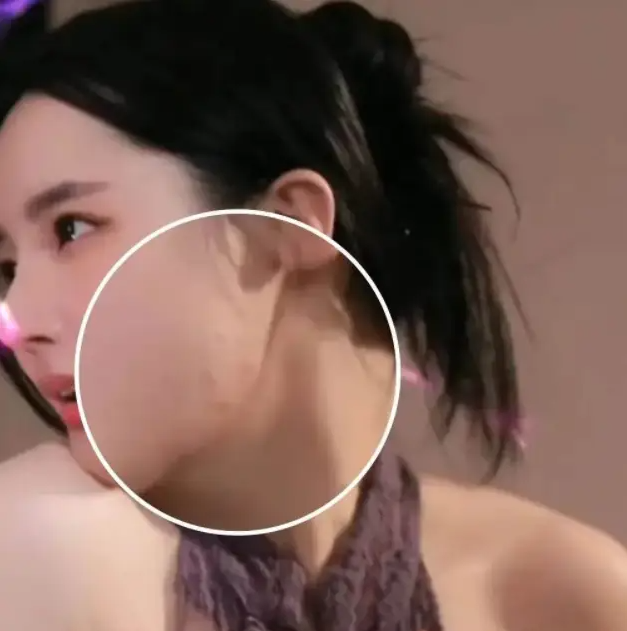 Nữ streamer nhảy "bay cả filter", lộ nguyên hình trên live khiến người xem hoảng hồn- Ảnh 3.