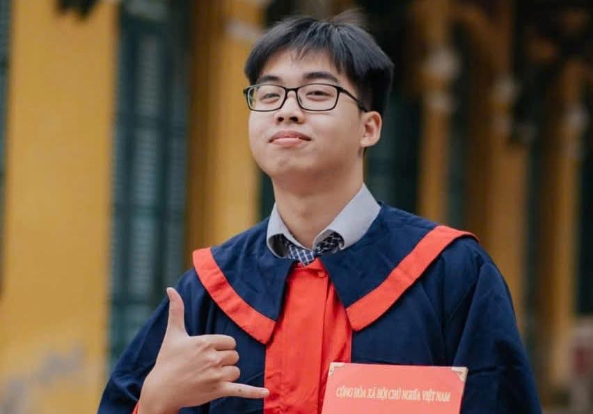 ĐỈNH: Một tuần trước thi tốt nghiệp mới ôn môn Lý, nam sinh Hà Nội vẫn đạt 10 điểm, Thủ khoa cả A01 và D01!- Ảnh 1.