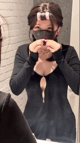 Bịt mặt 24/7 nhưng vẫn nổi tiếng nhờ gợi cảm, nàng hot girl bất ngờ tháo khẩu trang, gây sốc CĐM- Ảnh 4. Bịt mặt 24/7 nhưng vẫn nổi tiếng nhờ gợi cảm, nàng hot girl bất ngờ tháo khẩu trang, gây sốc CĐM- Ảnh 4.