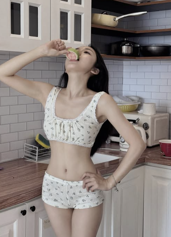 Mina Young "đốn tim" fan với visual bạn gái nhà bên, trong trẻo tựa thiên thần- Ảnh 7.
