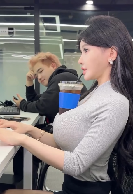 Hot girl ngoại quốc flex vóc dáng với "trend lạ", cư dân mạng nhớ ngay đến clip gần 40 triệu view của Quỳnh Alee- Ảnh 2.