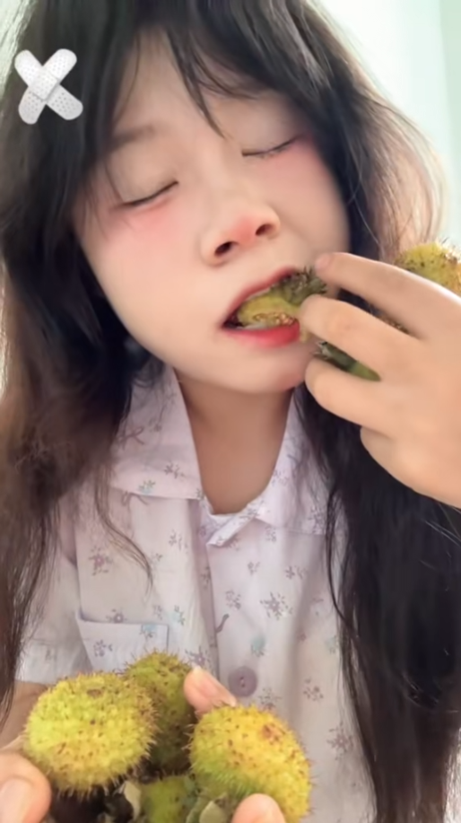 Làm content ăn cả thế giới, cô gái khiến người xem hãi hùng với những thứ "bỏ vào miệng"- Ảnh 4. Làm content ăn cả thế giới, cô gái khiến người xem hãi hùng với những thứ "bỏ vào miệng"- Ảnh 4.