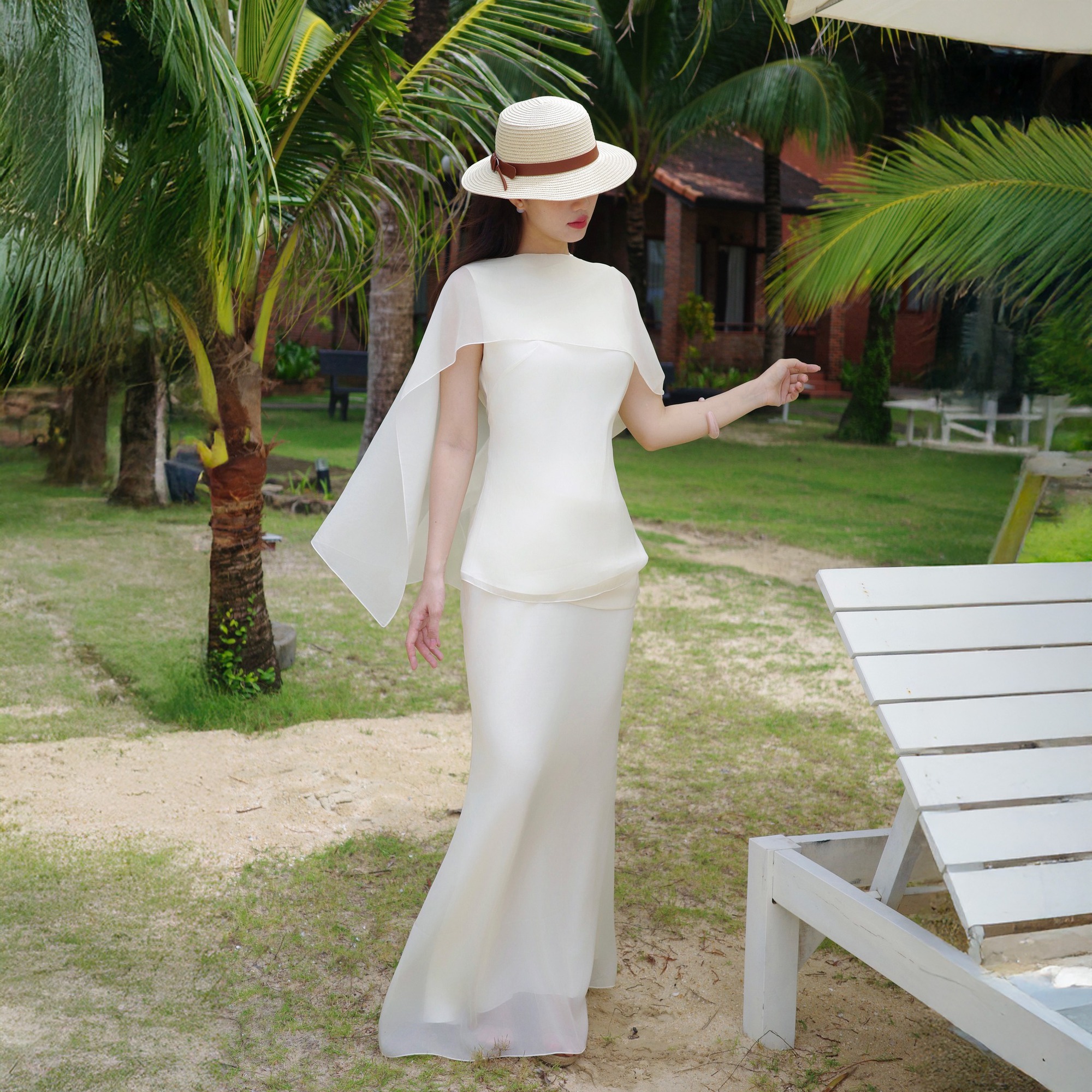 Những thiết kế váy lụa mỏng manh, đẹp thanh tao, diện lên tôn dáng và xinh như mộng- Ảnh 4.