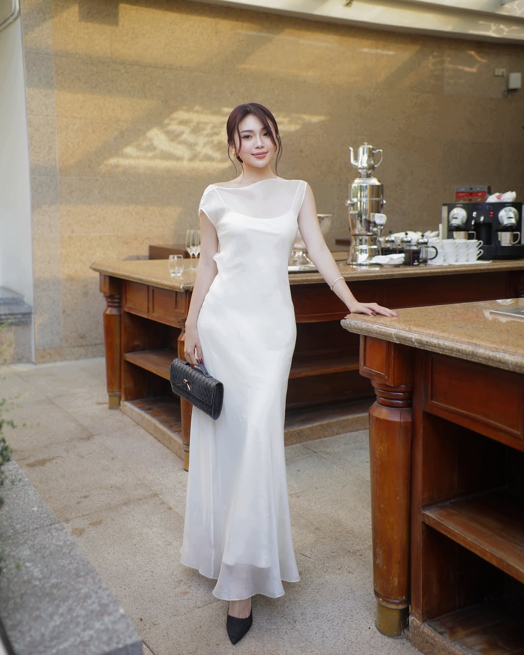 Những thiết kế váy lụa mỏng manh, đẹp thanh tao, diện lên tôn dáng và xinh như mộng- Ảnh 6.
