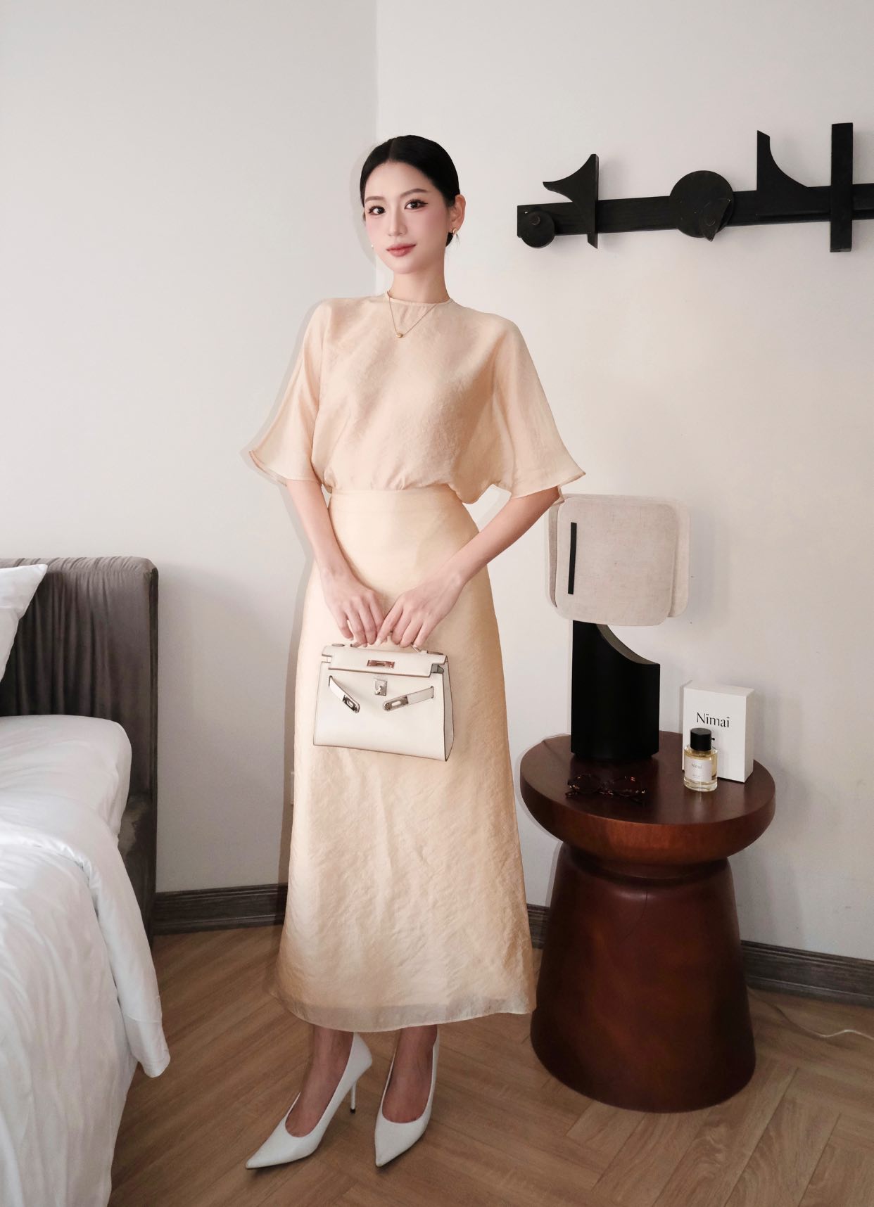 Những thiết kế váy lụa mỏng manh, đẹp thanh tao, diện lên tôn dáng và xinh như mộng- Ảnh 2.