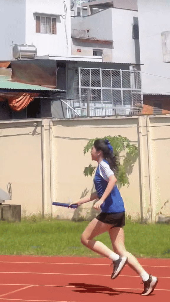 Mê mẩn ngắm ái nữ nhà MC Quyền Linh đập bóng chuyền - ném bóng rổ - đánh bóng chày - chơi tennis cực cuốn!- Ảnh 7.
