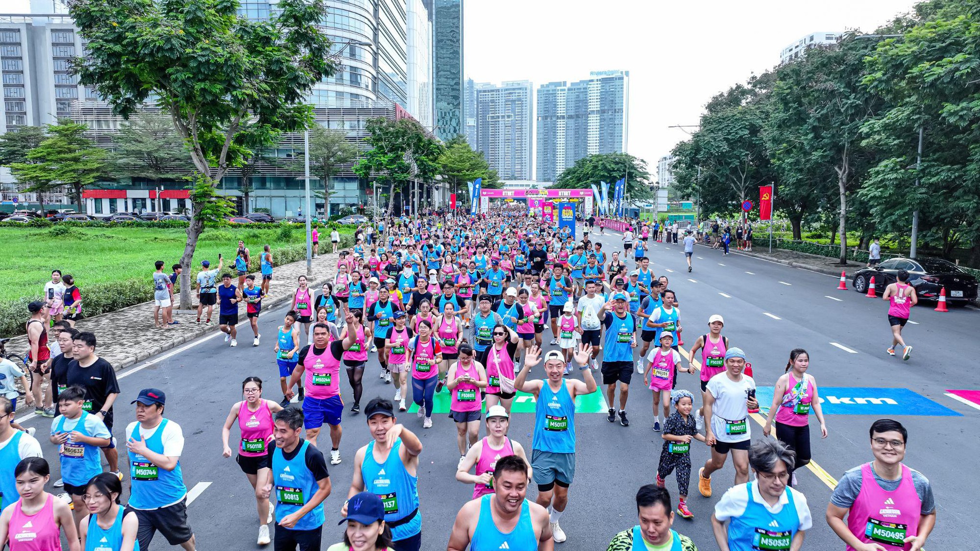 Lazada Run 2025: “Cơn lốc hồng” khuấy đảo TP.HCM, top VĐV và rất đông runners cùng đổ bộ “cực cháy” tại đường đua- Ảnh 1. Lazada Run 2025: “Cơn lốc hồng” khuấy đảo TP.HCM, top VĐV và rất đông runners cùng đổ bộ “cực cháy” tại đường đua- Ảnh 1.