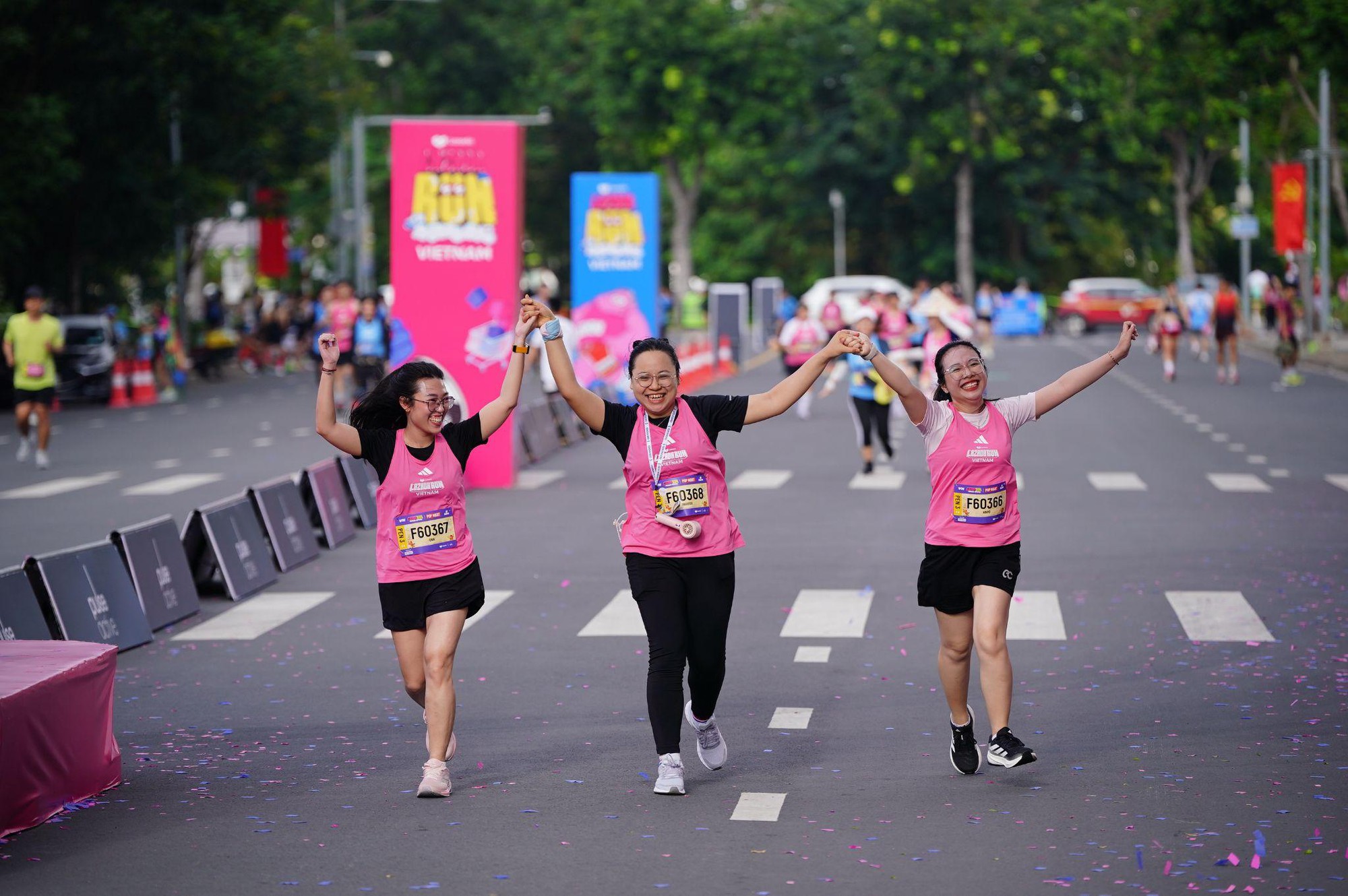 Lazada Run 2025: “Cơn lốc hồng” khuấy đảo TP.HCM, top VĐV và rất đông runners cùng đổ bộ “cực cháy” tại đường đua- Ảnh 2. Lazada Run 2025: “Cơn lốc hồng” khuấy đảo TP.HCM, top VĐV và rất đông runners cùng đổ bộ “cực cháy” tại đường đua- Ảnh 2.