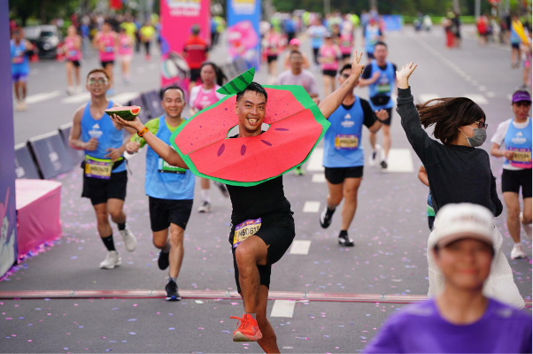 Lazada Run 2025: “Cơn lốc hồng” khuấy đảo TP.HCM, top VĐV và rất đông runners cùng đổ bộ “cực cháy” tại đường đua- Ảnh 7. Lazada Run 2025: “Cơn lốc hồng” khuấy đảo TP.HCM, top VĐV và rất đông runners cùng đổ bộ “cực cháy” tại đường đua- Ảnh 7.