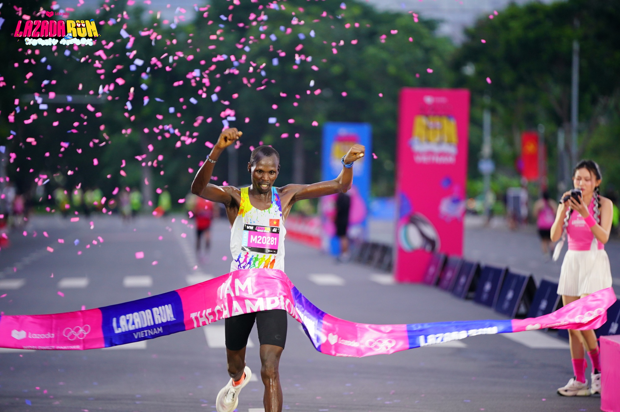 Lazada Run 2025: “Cơn lốc hồng” khuấy đảo TP.HCM, top VĐV và rất đông runners cùng đổ bộ “cực cháy” tại đường đua- Ảnh 3. Lazada Run 2025: “Cơn lốc hồng” khuấy đảo TP.HCM, top VĐV và rất đông runners cùng đổ bộ “cực cháy” tại đường đua- Ảnh 3.