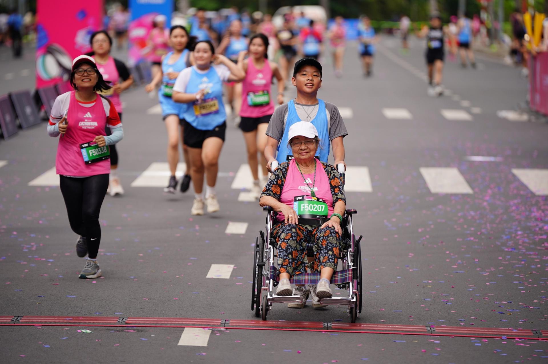 Lazada Run 2025: “Cơn lốc hồng” khuấy đảo TP.HCM, top VĐV và rất đông runners cùng đổ bộ “cực cháy” tại đường đua- Ảnh 4. Lazada Run 2025: “Cơn lốc hồng” khuấy đảo TP.HCM, top VĐV và rất đông runners cùng đổ bộ “cực cháy” tại đường đua- Ảnh 4.