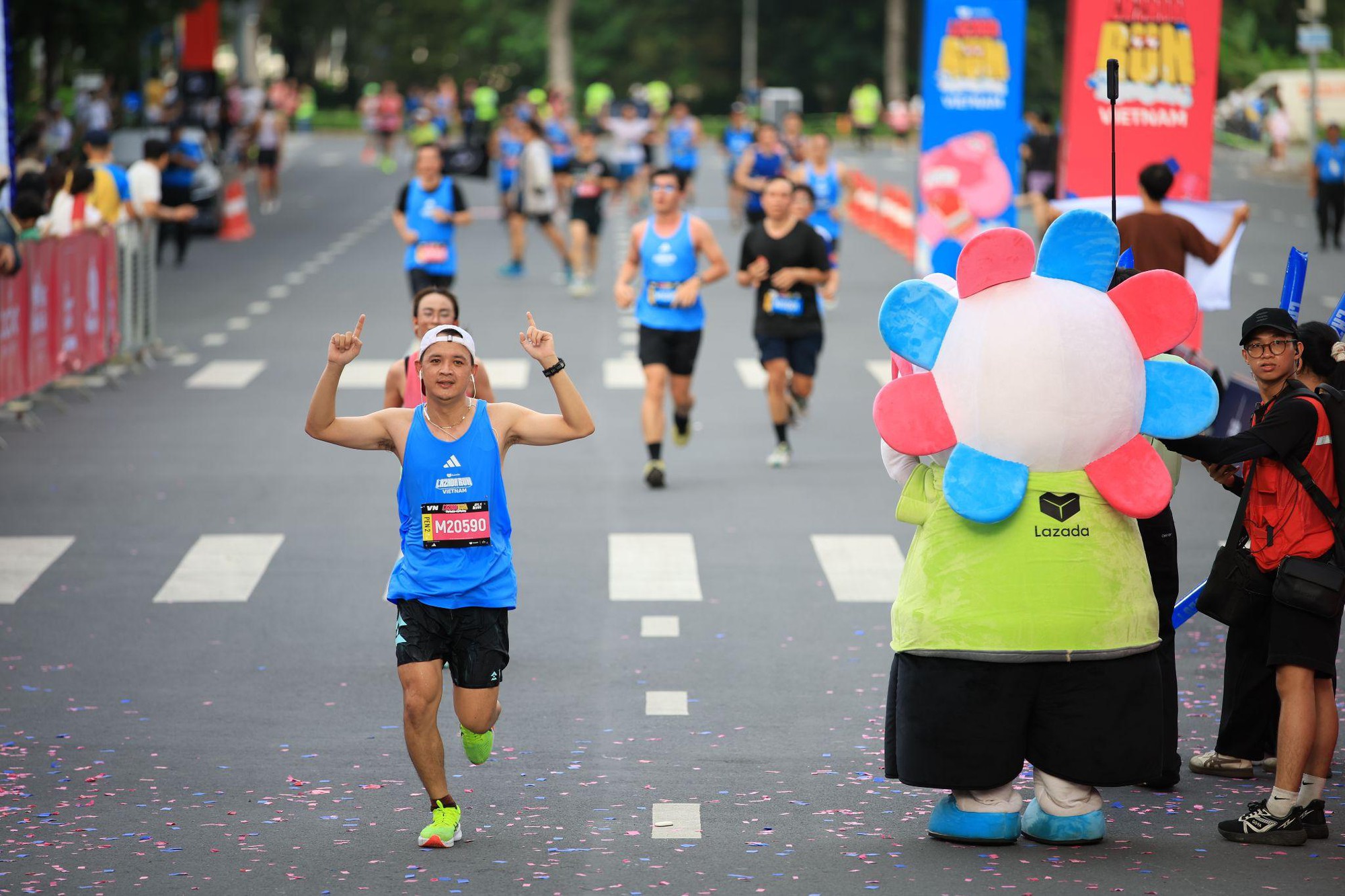 Lazada Run 2025: “Cơn lốc hồng” khuấy đảo TP.HCM, top VĐV và rất đông runners cùng đổ bộ “cực cháy” tại đường đua- Ảnh 5. Lazada Run 2025: “Cơn lốc hồng” khuấy đảo TP.HCM, top VĐV và rất đông runners cùng đổ bộ “cực cháy” tại đường đua- Ảnh 5.