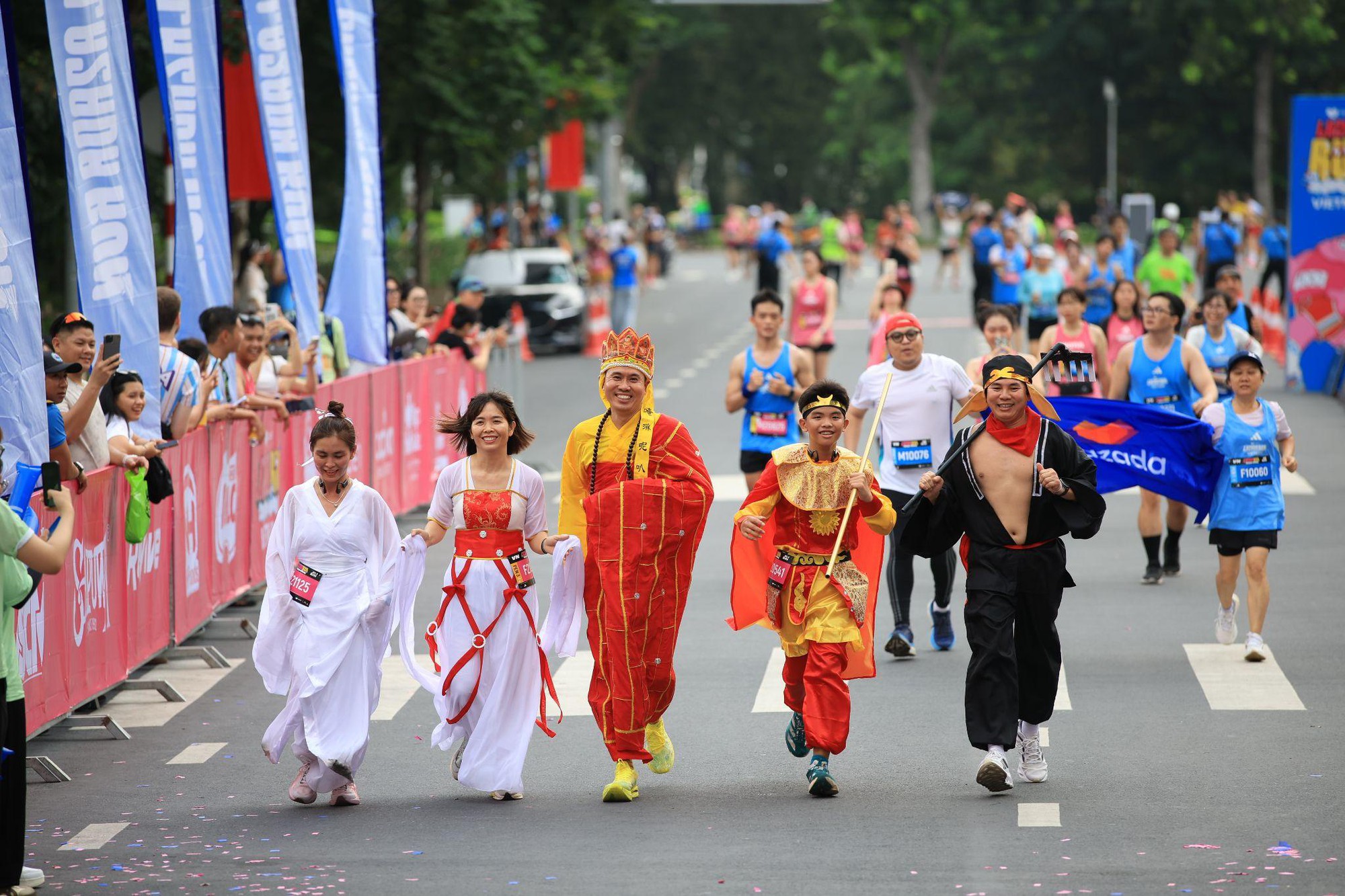 Lazada Run 2025: “Cơn lốc hồng” khuấy đảo TP.HCM, top VĐV và rất đông runners cùng đổ bộ “cực cháy” tại đường đua- Ảnh 6. Lazada Run 2025: “Cơn lốc hồng” khuấy đảo TP.HCM, top VĐV và rất đông runners cùng đổ bộ “cực cháy” tại đường đua- Ảnh 6.