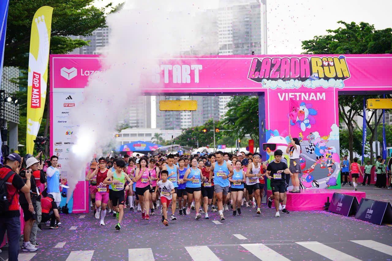 Lazada Run 2025: “Cơn lốc hồng” khuấy đảo TP.HCM, top VĐV và rất đông runners cùng đổ bộ “cực cháy” tại đường đua- Ảnh 8. Lazada Run 2025: “Cơn lốc hồng” khuấy đảo TP.HCM, top VĐV và rất đông runners cùng đổ bộ “cực cháy” tại đường đua- Ảnh 8.
