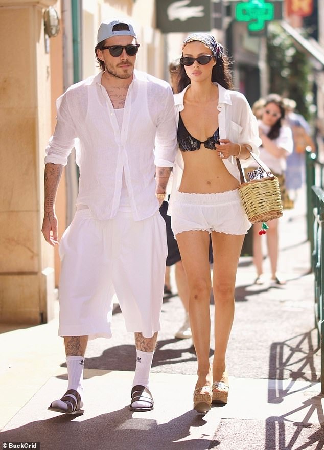 Paparazzi tóm dính Brooklyn Beckham và vợ tỷ phú tình tứ giữa phố, giữa rạn nứt gia đình vẫn yêu như ngày đầu- Ảnh 1.
