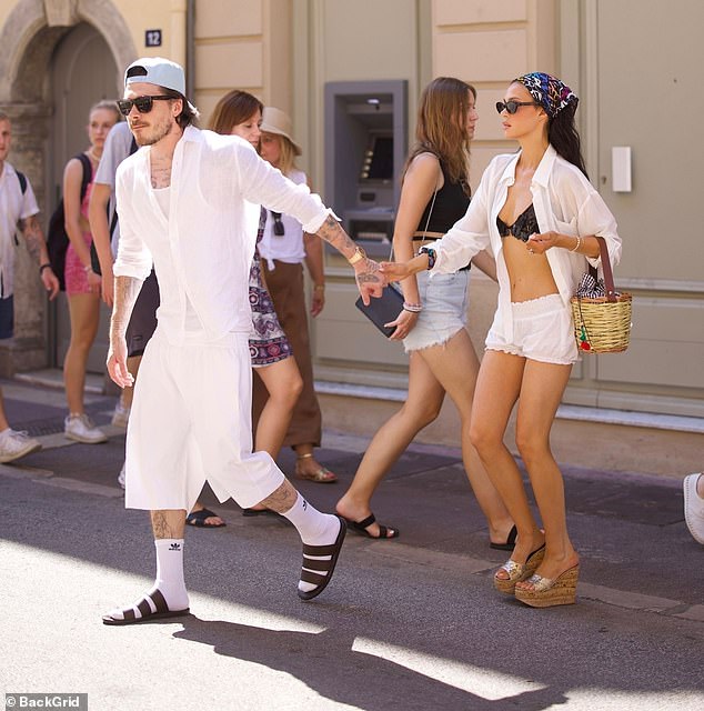 Paparazzi tóm dính Brooklyn Beckham và vợ tỷ phú tình tứ giữa phố, giữa rạn nứt gia đình vẫn yêu như ngày đầu- Ảnh 2.