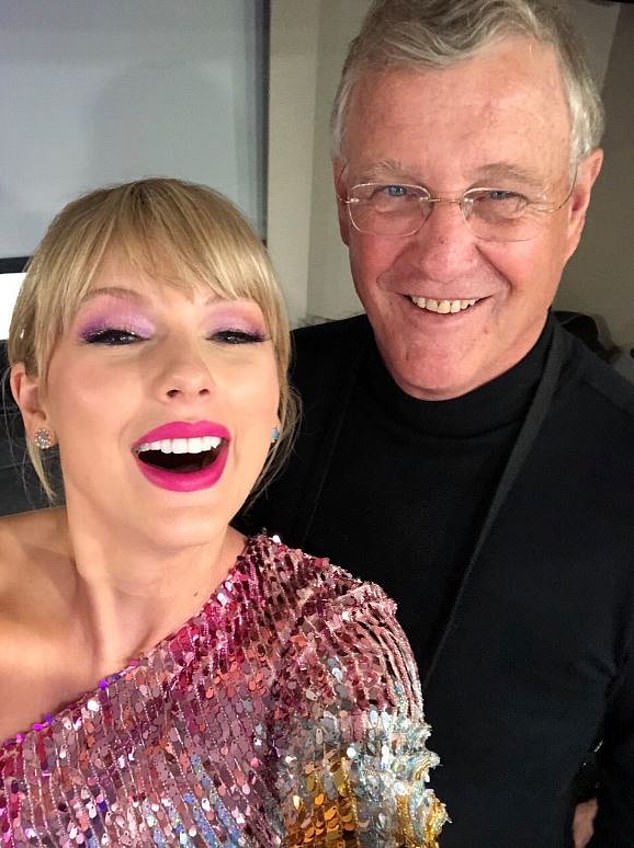 Taylor Swift khóc bên giường bệnh của bố, bạn trai cầu thủ phản ứng gây sốt, nhận tiếng "ting" vỡ òa cảm xúc!- Ảnh 1.