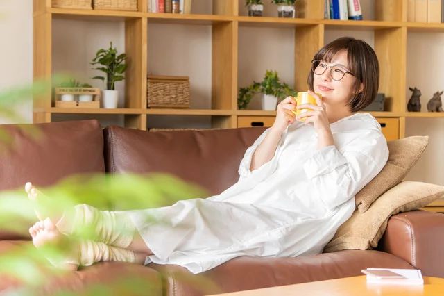 Không cần giàu vẫn có thể sống đẹp, tôi đã biến căn nhà thuê của mình trở nên ấm áp nhờ 10 thay đổi nhỏ- Ảnh 1.