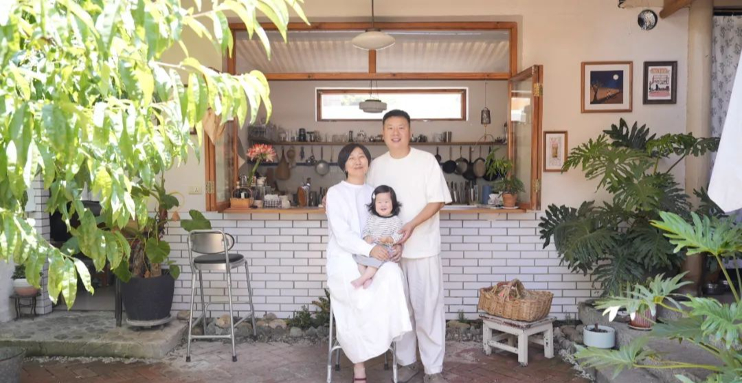 Bỏ phố về làng, cặp vợ chồng chỉ làm 3 ngày mỗi tuần, sống "một kiểu giàu có" nhiều người mơ ước- Ảnh 1.