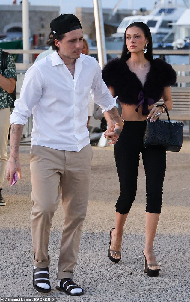 Vợ chồng con cả nhà Beckham bị paparazzi "tóm" biểu cảm căng thẳng, giữa lúc drama gia đình chưa hạ nhiệt- Ảnh 1.