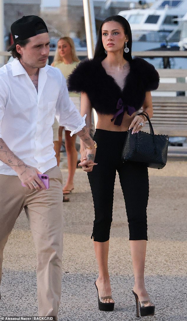 Vợ chồng con cả nhà Beckham bị paparazzi "tóm" biểu cảm căng thẳng, giữa lúc drama gia đình chưa hạ nhiệt- Ảnh 2.