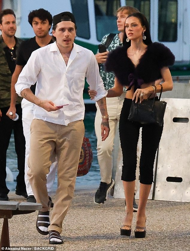 Vợ chồng con cả nhà Beckham bị paparazzi "tóm" biểu cảm căng thẳng, giữa lúc drama gia đình chưa hạ nhiệt- Ảnh 5.